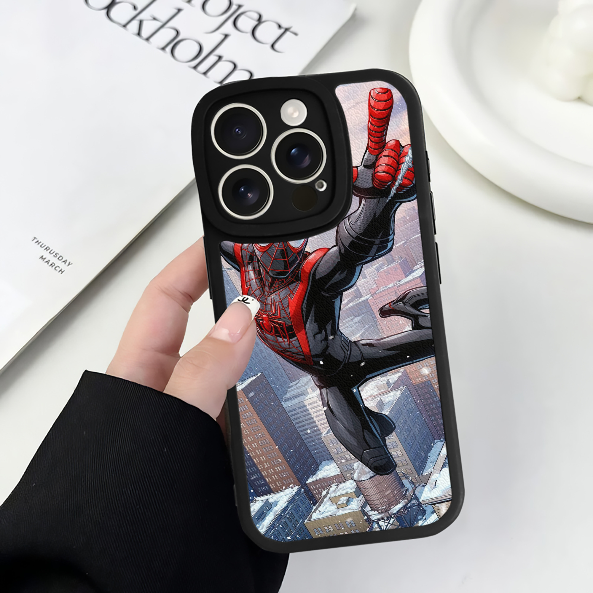 （画像用） Spider Man スパイダーマン 【iPhone 16シリーズ対応】シリコンスマホケース（レザー調） 材質：シリコン